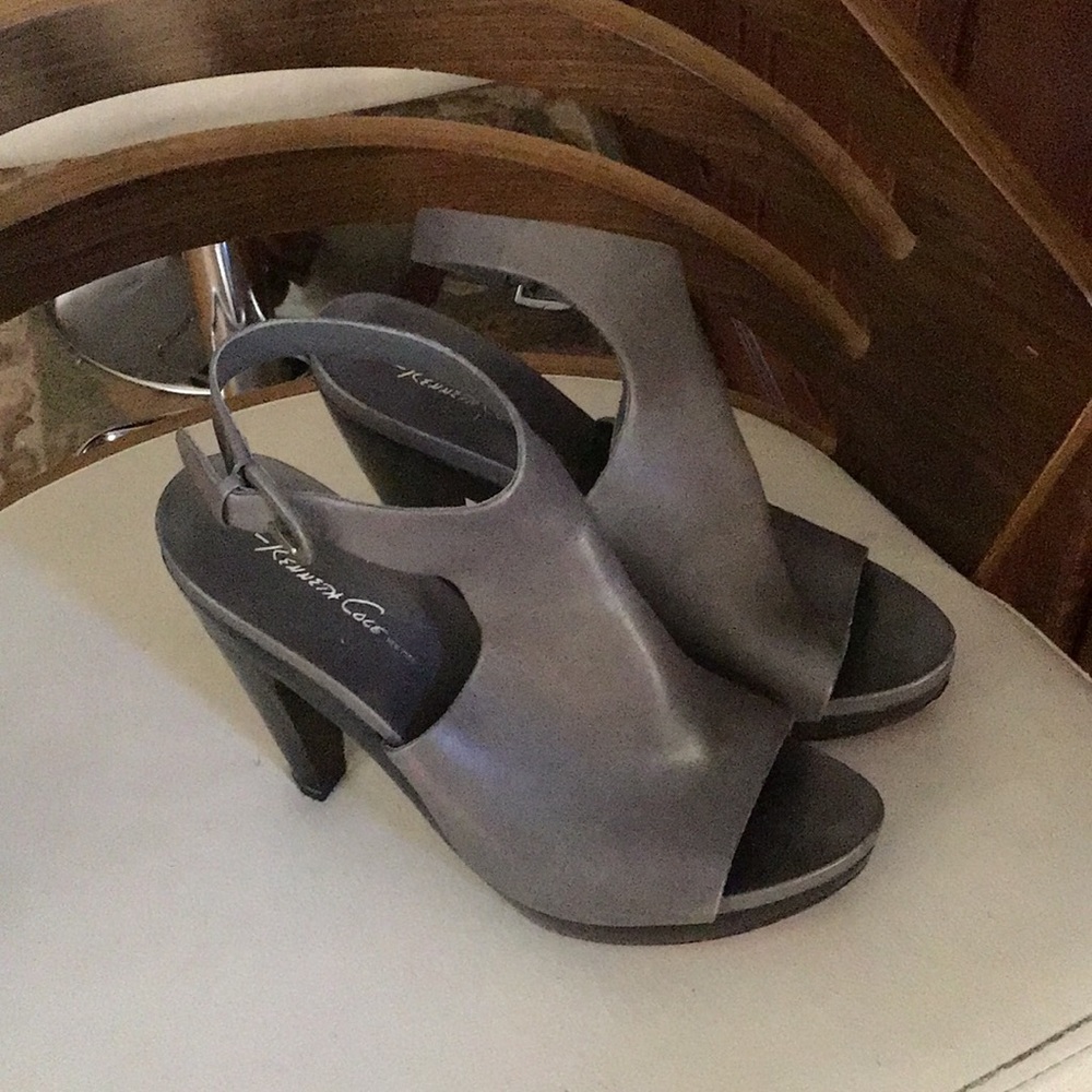 Size 7.5 M Kenneth Cole gray heels